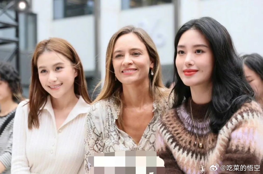 杨采钰和何超莲同框，女明星把豪门千金秒杀了啊。虽然何超莲在千金里算最美那一拨，但