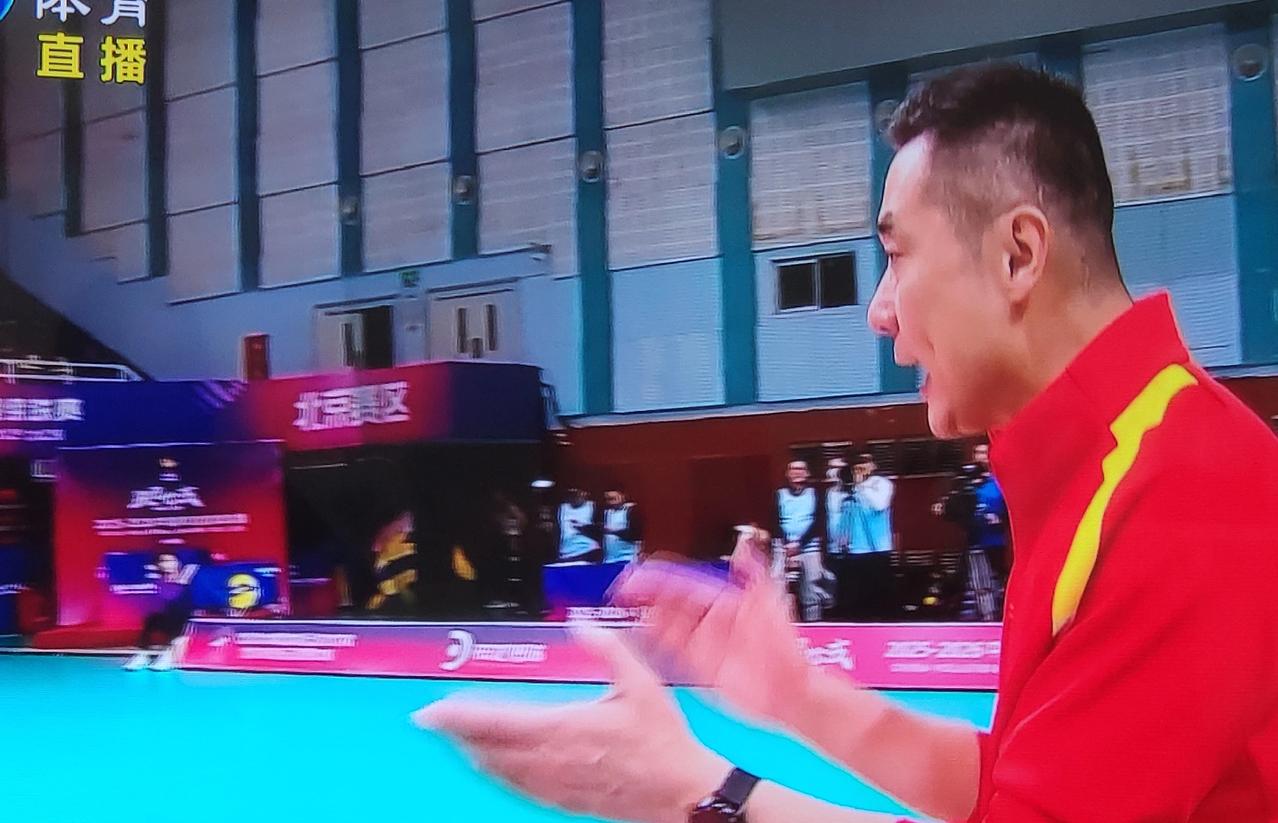 天津女排拿到赛点，镜头给到天津女排主教练陈方教练时，感觉陈方教练眼睛有些红，感觉