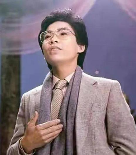 1984年，张明敏唱完《我的中国心》后，被香港封杀，不管是哪个公司都不愿
