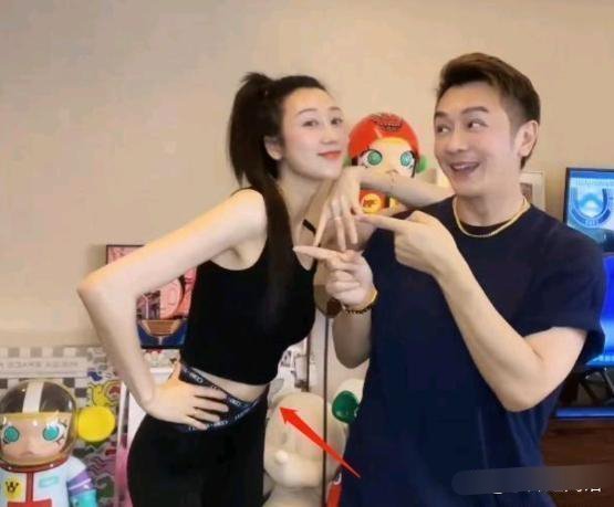 都生了几个娃了，小肚子居然还如此平坦光滑~看起来像小女孩的身材​​​