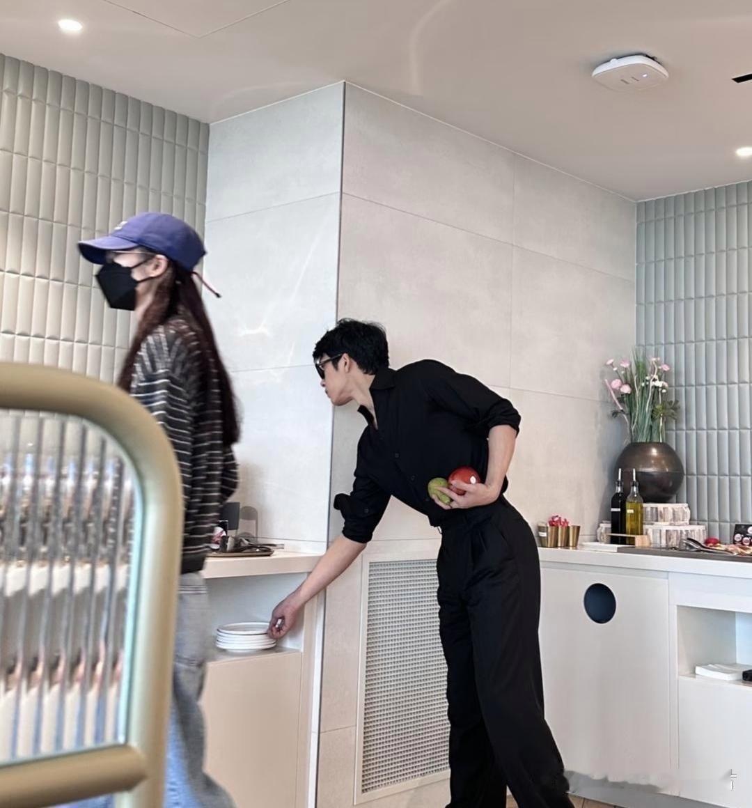 井柏然与女友刘雯被网友偶遇同框现身，二人造型时髦吸睛。​​​