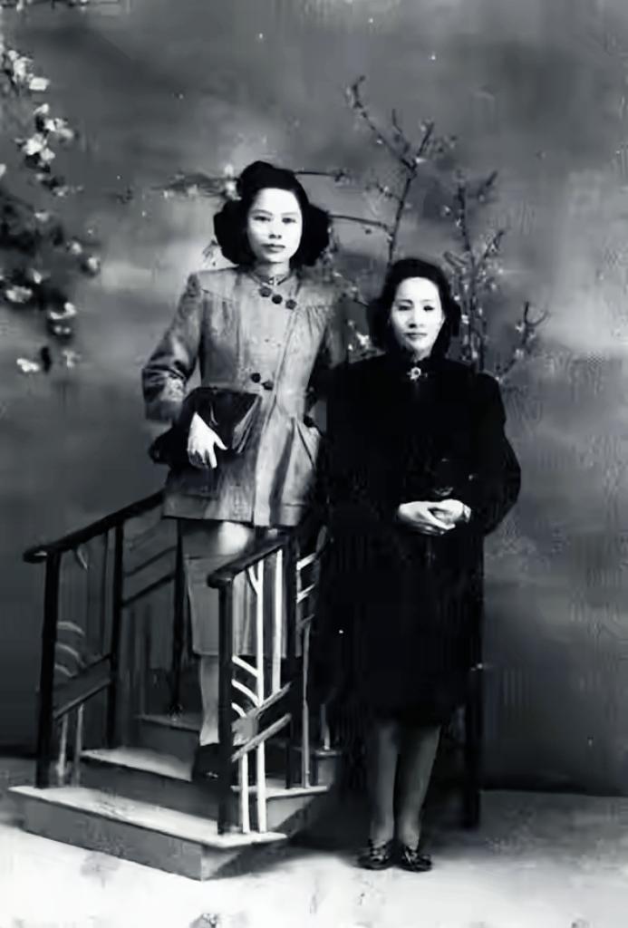 1958年，李讷特意去江西看望贺子珍，见面后喊了贺子珍一声“妈妈”！19