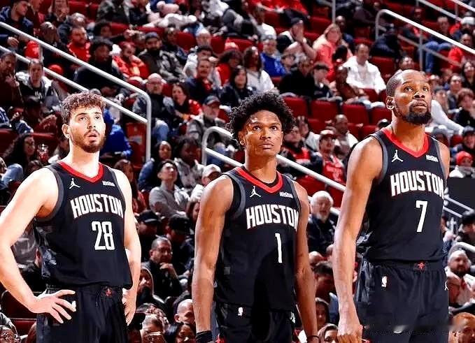 哎呀，火箭这主场收官战，看得我这心肝儿颤的！十连胜？想想都激动得直搓手！你