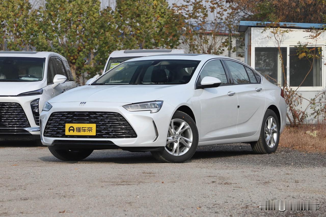 别克君威这情况真让人觉得神奇。作为一款B级车，它的定位本来就比A级车高，尺寸更大