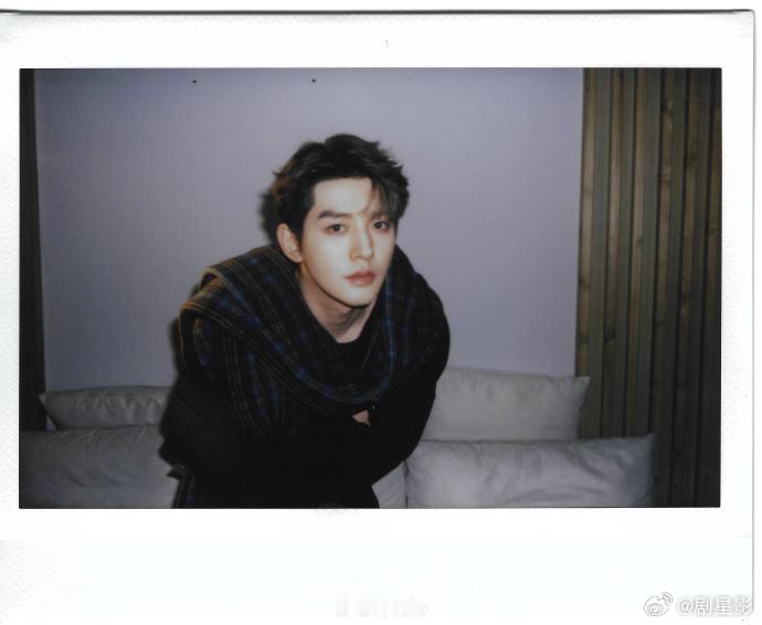 邓为拍立得4宫格邓为拍立得4宫格真的是每一张拍的都好帅呀，完全就是建议他能不