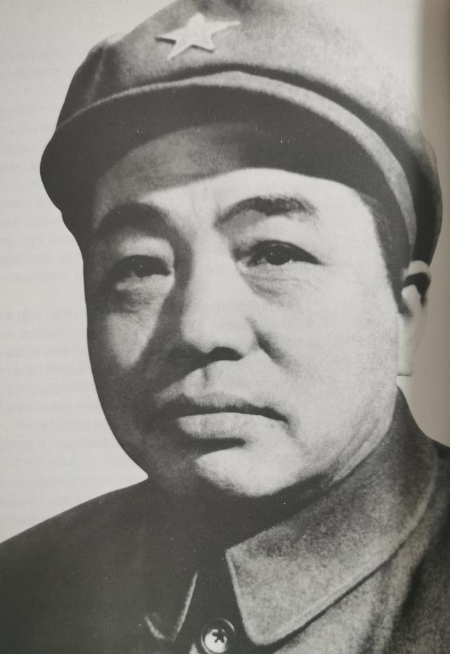 1950年10月，中央最终决定出兵朝鲜，由彭德怀挂帅出征。散会后，高岗追上彭德怀