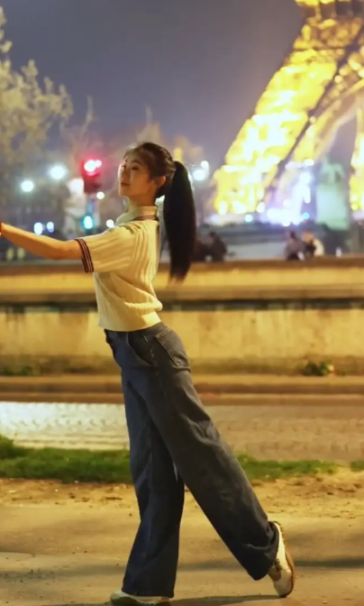 “谋女郎”刘浩存在巴黎铁塔下跳舞！扎马尾少女感十足
