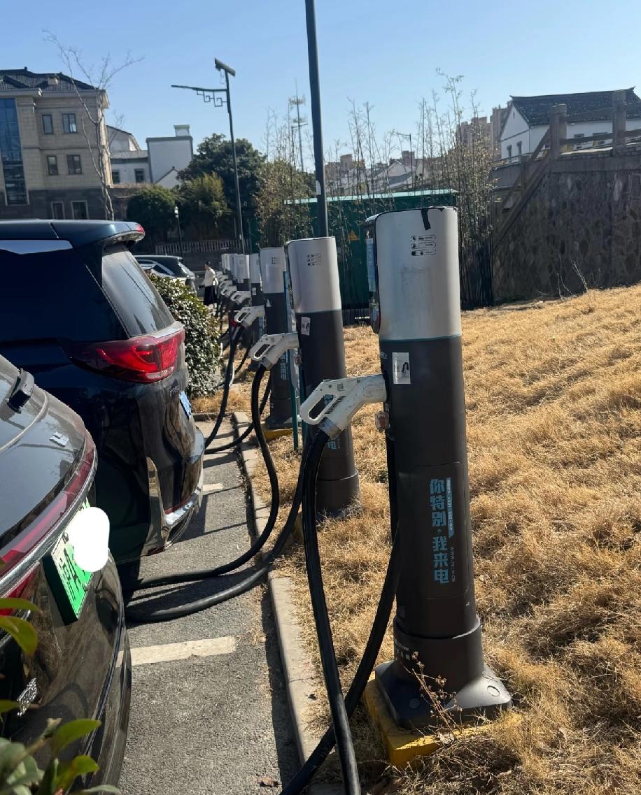 跟着导航到充电站充电，到了之后却发现好多充电车位都被占了，有油车直接停在充电位上