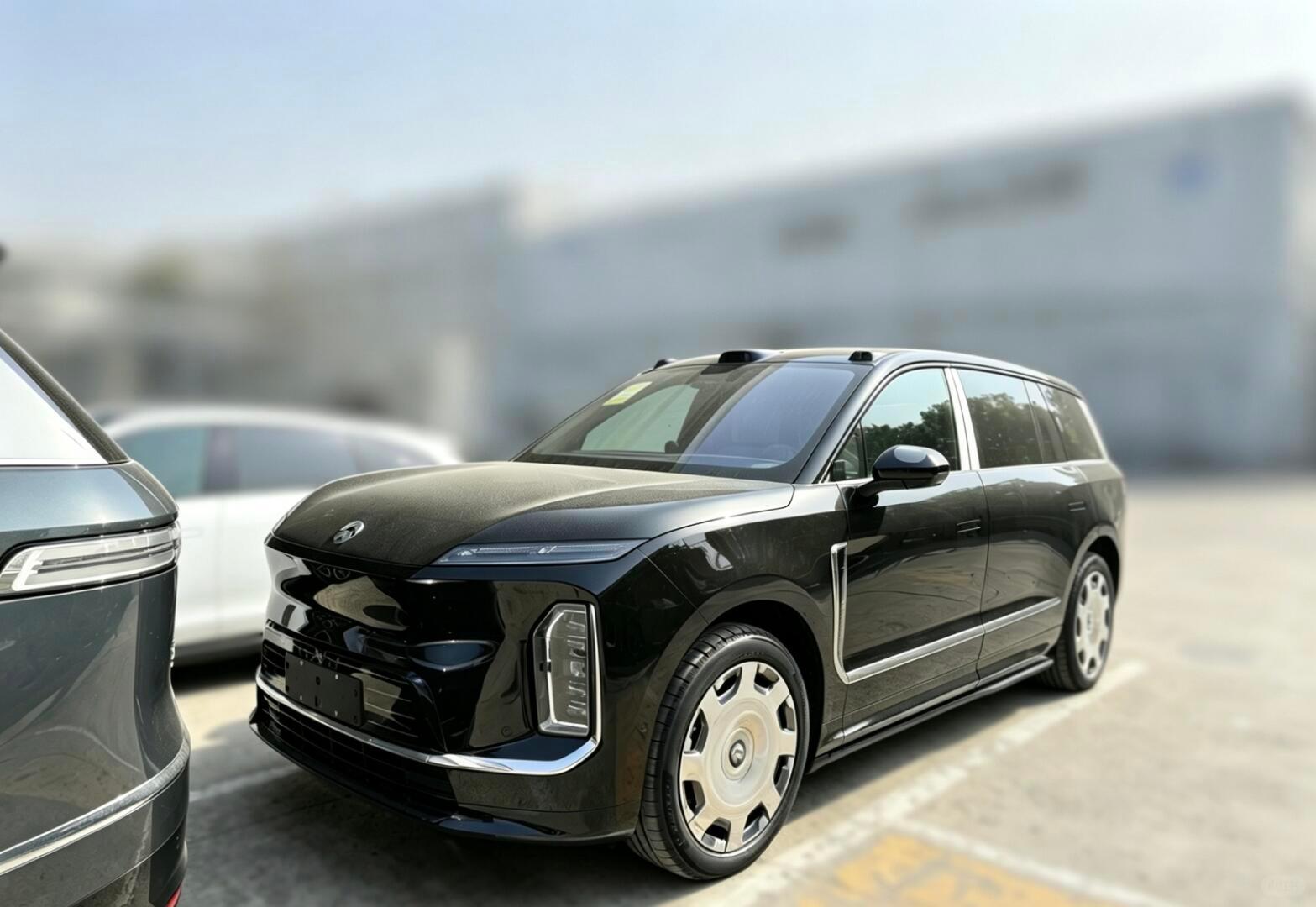 隔壁刷的蔚来es9展车，虽说开了超广角，不过车身还是挺大一圈，很多人说跟es8没