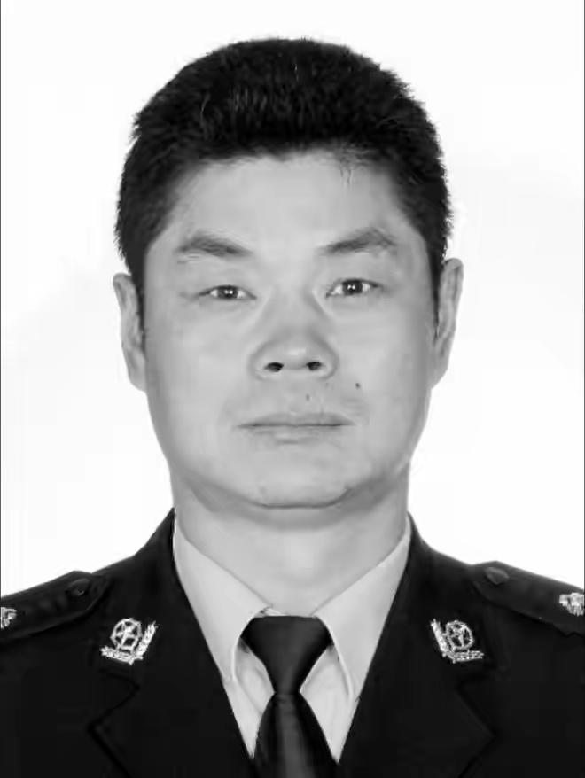 民警张义文牺牲在女儿高考前，妻子坚持让孩子见父亲最后一面：我不能让他们留下遗