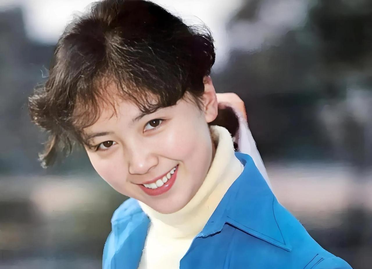 这才是八十年代的第一美女，优雅大方，温柔端庄，脸上没有浓妆艳抹，也没有人工雕琢的