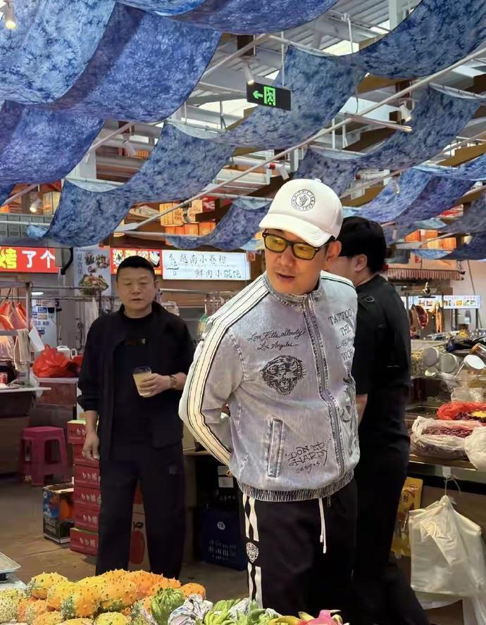 最近任贤齐在昆明逛菜市场，他这次搭配的很有潮流时尚感，也格外的帅气。任贤齐上