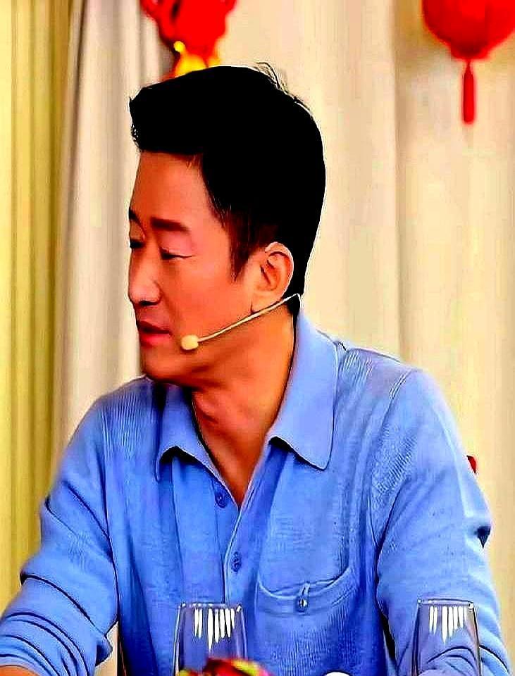 李连杰一句“不是没人请你，是我没想到你”，让直播间气氛瞬间凝固，谢苗表情都僵了。