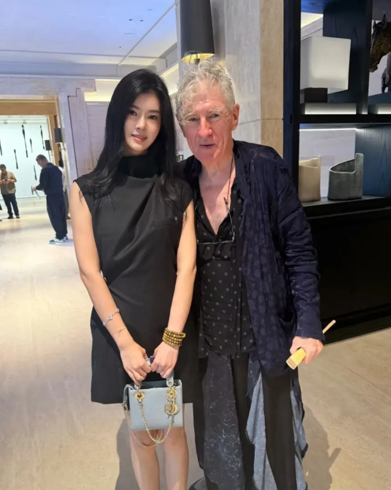 听说这男的很有名气，但就是不知道叫什么，你知道吗？