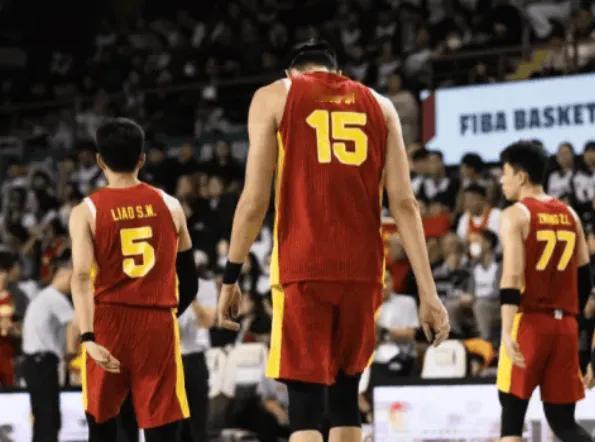 据前线媒体和球迷爆料，中国男篮客场输给韩国队后两个小时没有走出球馆，郭士强指导带