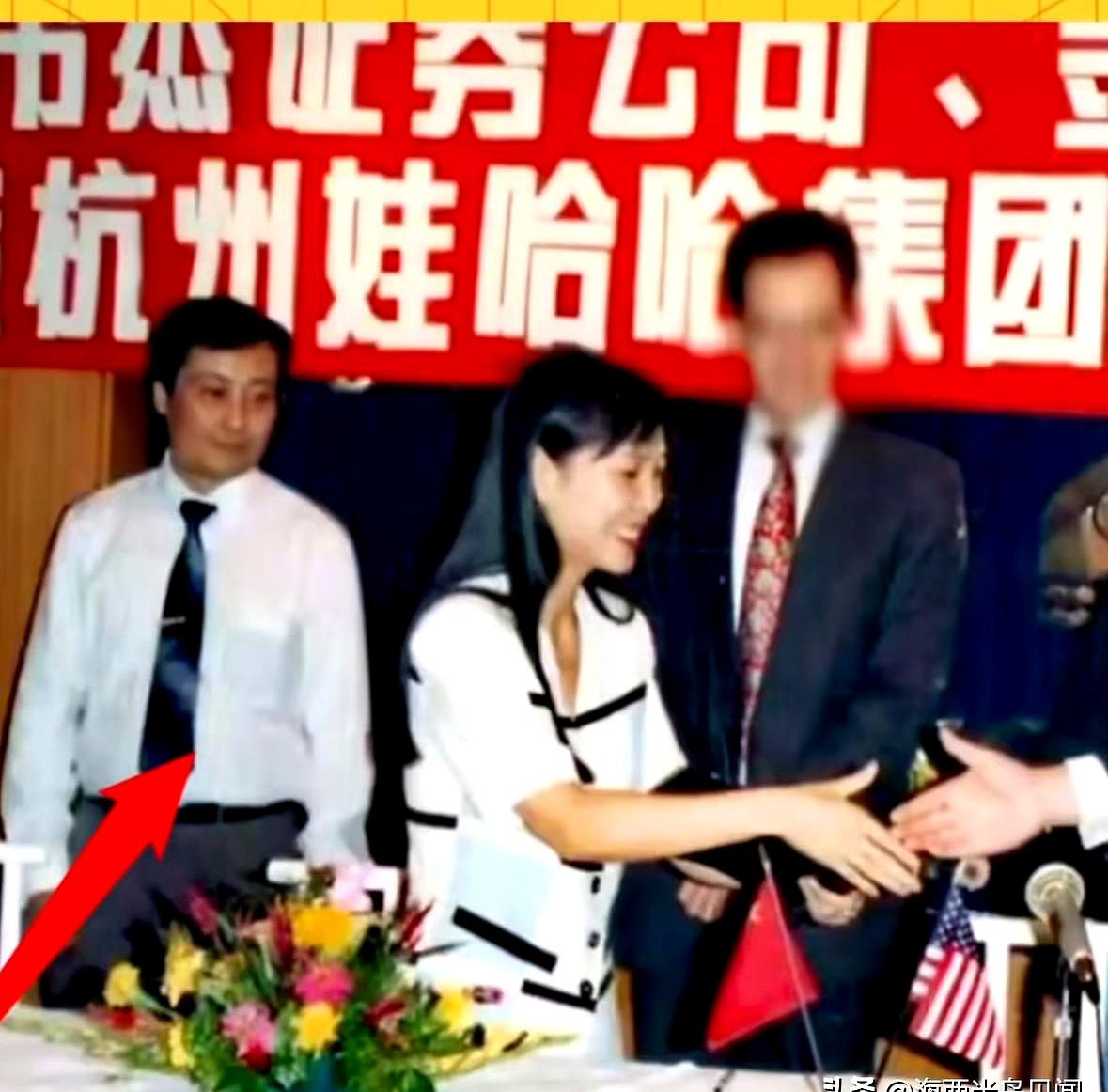21岁的年龄差，放在今天都够大家刷一波“这也太敢了吧”的评论了，1994年那场签