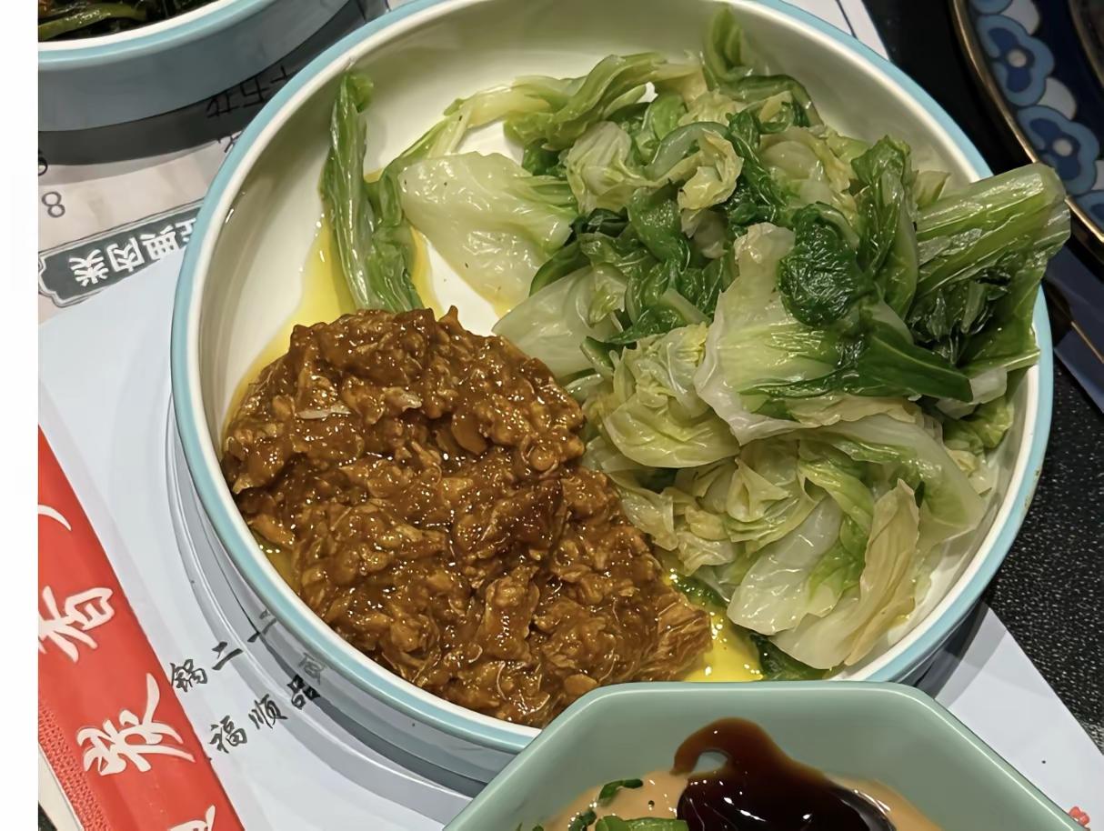 一位很有优越感的沈阳人吐槽说：到底是谁在吃冻白菜啊，吃不起新鲜的白菜了吗？真是给