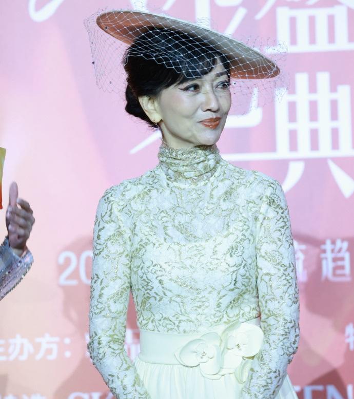 68岁赵雅芝一出场，全场静了。没滤镜，没瘦图，一件缂丝长裙，穿出了千年东方的气