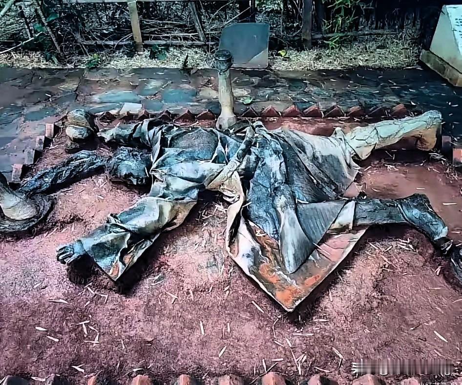 昆明莲花池公园这尊雕塑，真的越看越刺眼！明永历帝朱由榔趴在泥里，冠冕散落，周围还