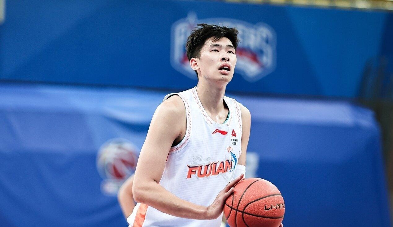 福建新星邹阳打的真硬气！！在今天福建客场挑战江苏的比赛中，目前双方半场战罢，福建