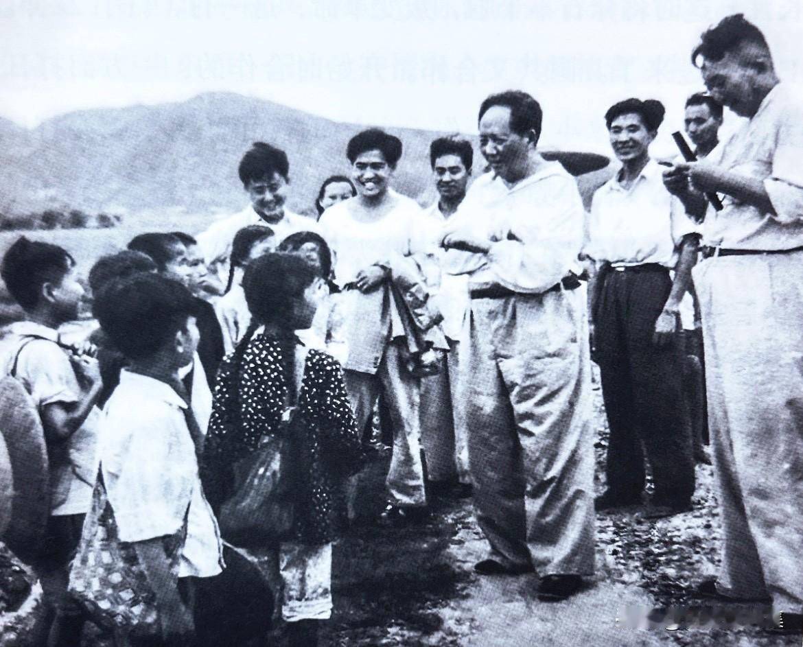 1959年6月25日至27日，毛泽东主席在时隔32年后重返故乡韶山。6月26日上