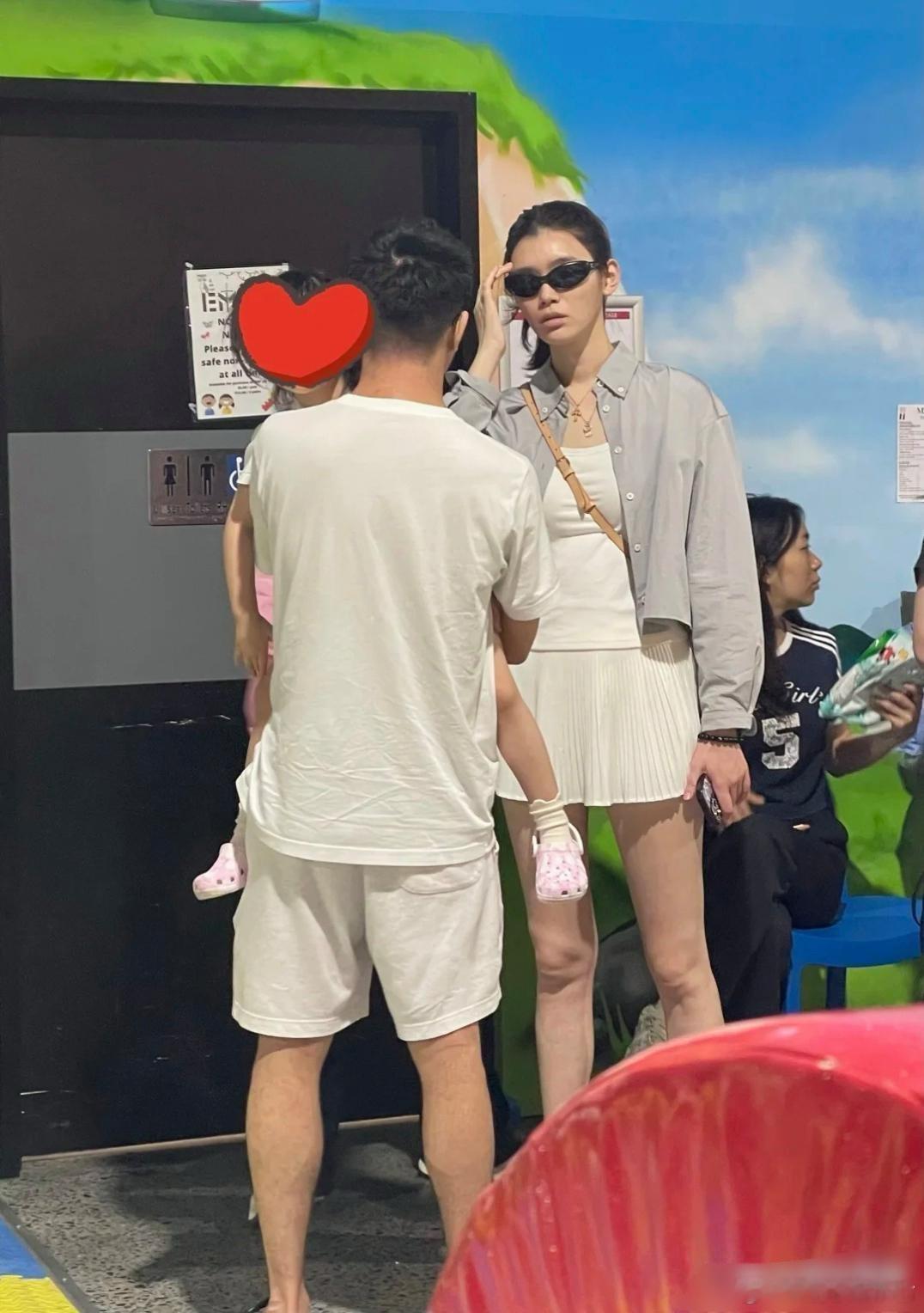 哇塞！网友偶遇奚梦瑶和何猷君带着娃去澳洲度假啦！奚梦瑶穿着清凉，那大长腿老吸睛了