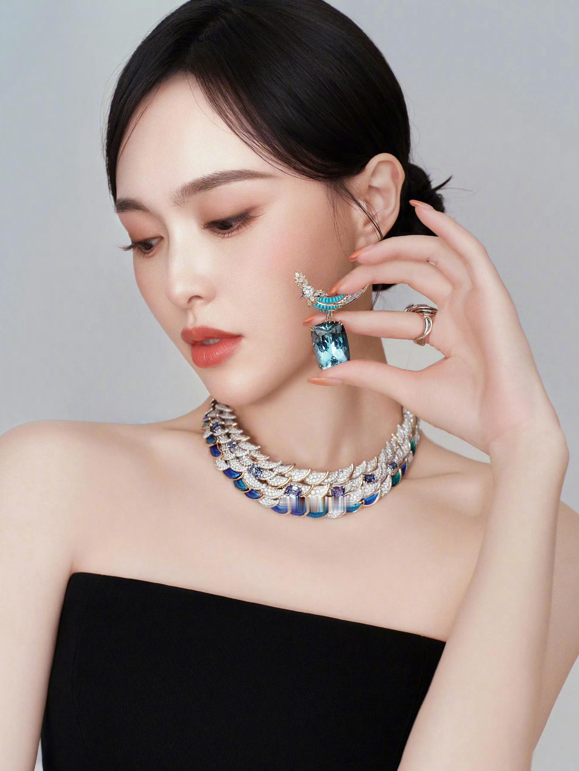 唐嫣今日品牌活动造型，一袭简约的黑裙搭配Tiffany&Co.高级珠宝