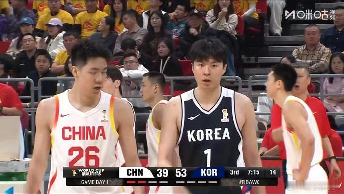 中国男篮4分之差输给了太极虎，周琦回归成为背景板。为何输？球迷和业内人士想不