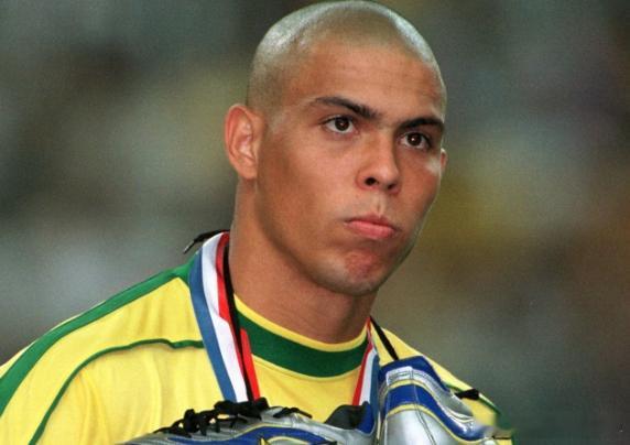 1998世界杯决赛，法国队3-0轻松击败巴西队，夺得冠军，决赛中大罗发挥不佳曾经