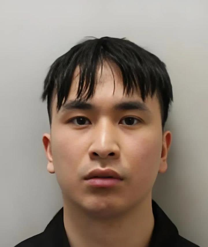 这名男子名叫邹振豪，来自广东东莞，在伦敦大学学院读博士期间，竟然对中国和英国的至