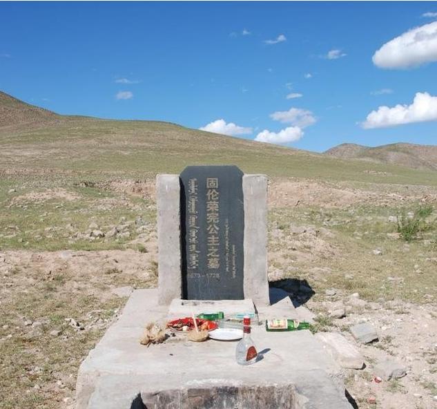 1966年，在“破四旧”运动期间，一群人闯入固伦荣宪公主墓。棺盖开启的瞬间，在场