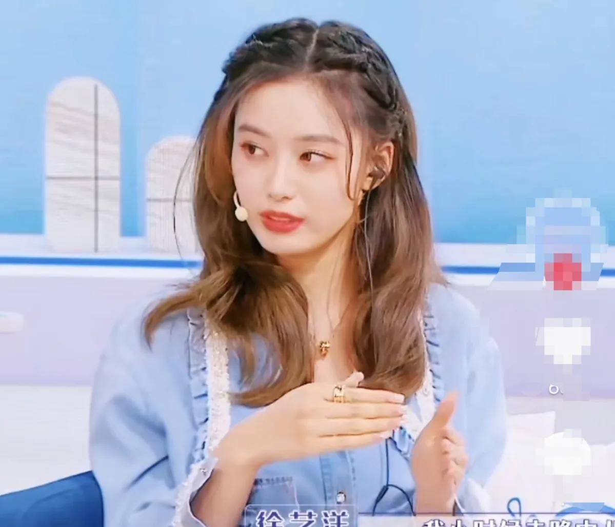 徐艺洋：“我小时候走路内八，然后我妈每次我内八就打我，有时候妈妈的唠叨不太喜欢，