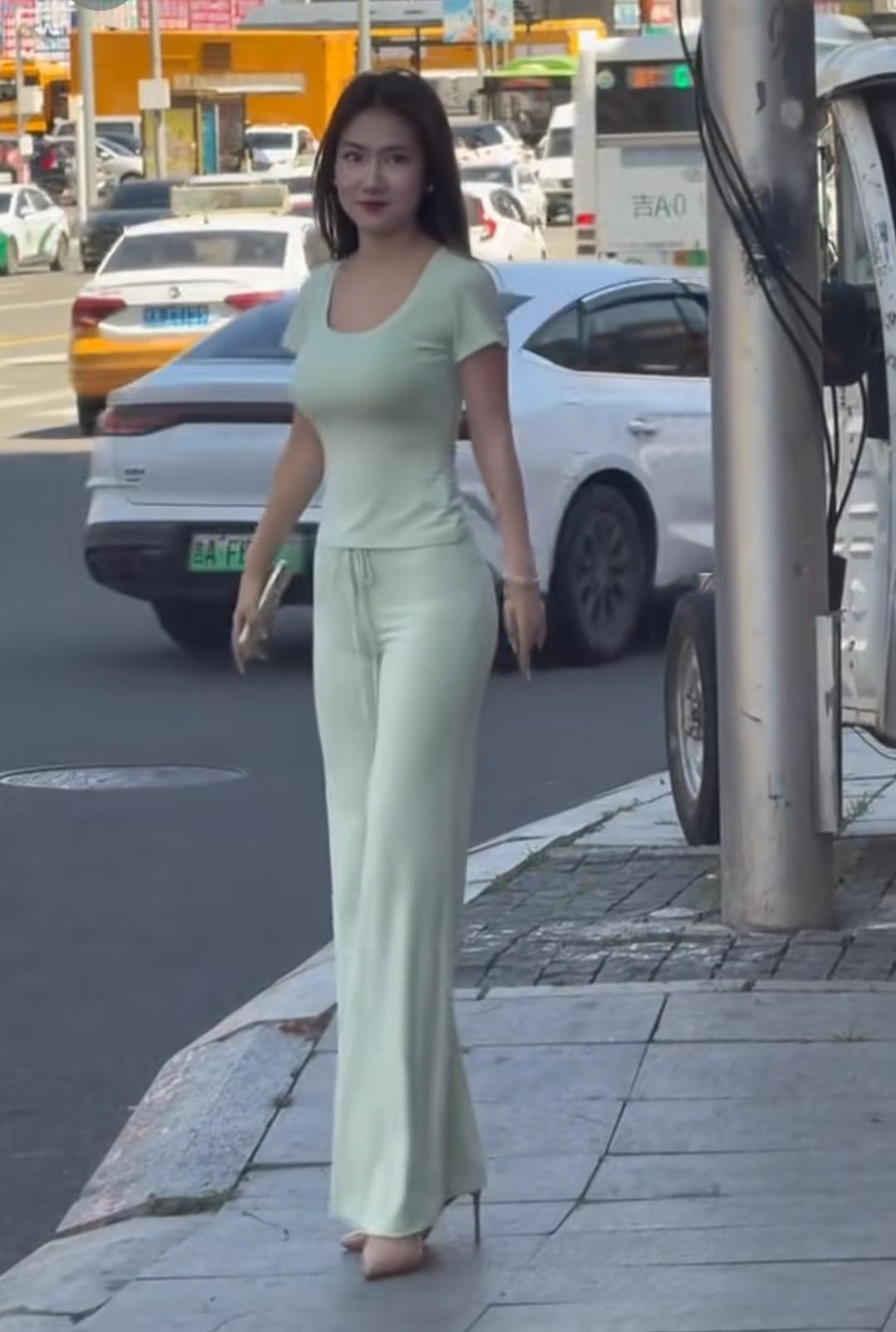 佳人瑶台仙子下凡尘，一笑嫣然百媚生。眉似春山含翠黛，眼如秋水漾波清。云鬓