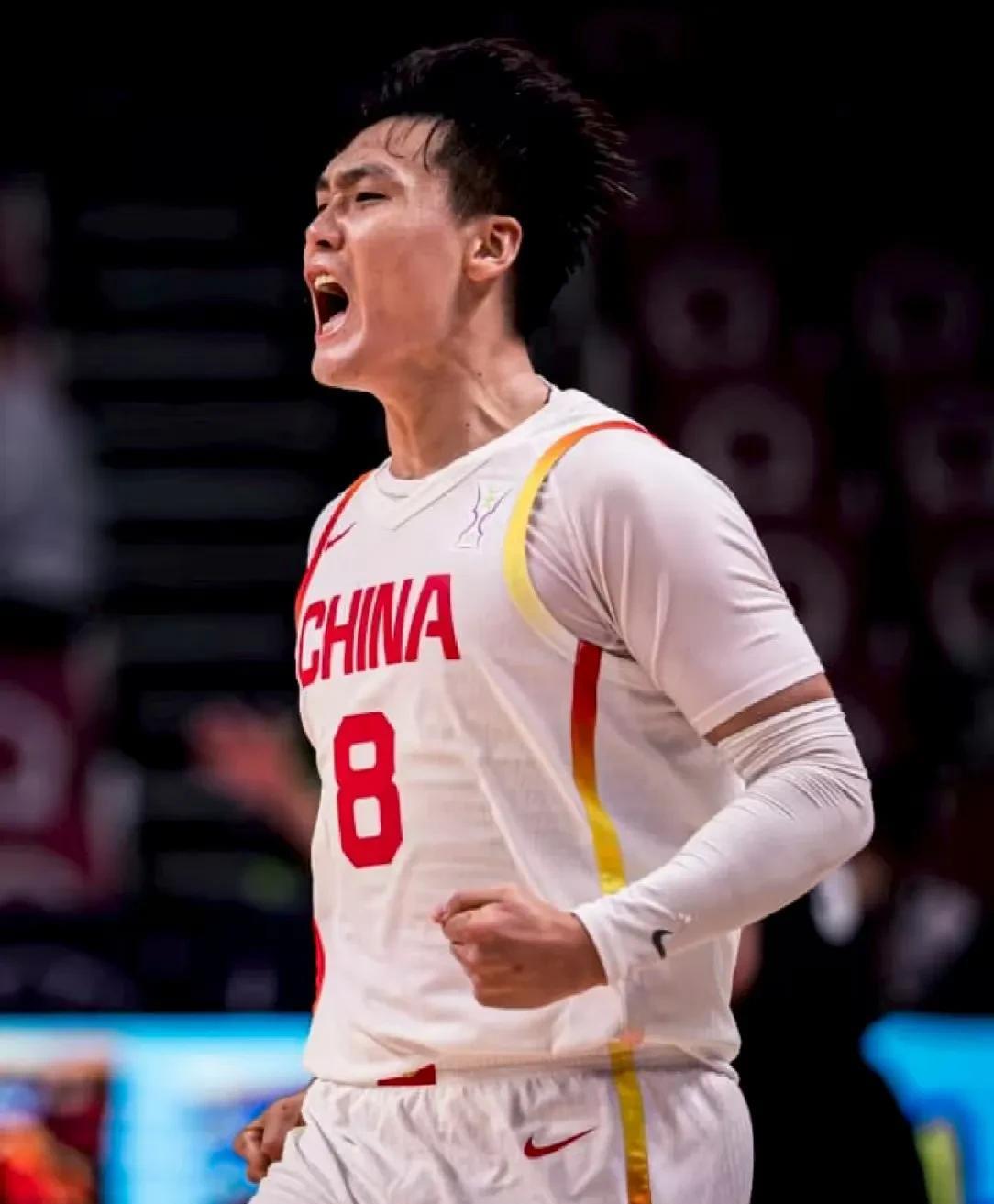 为什么杜峰当年放弃了赵睿？与其说拿赵睿换周琦一年使用权，不如说杜峰战略性地放弃了