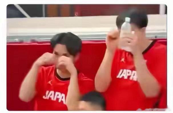 日本男篮这个举动会不会遭到处罚？球迷们实在坐不住了！日本男篮竟然对着中国男篮做出