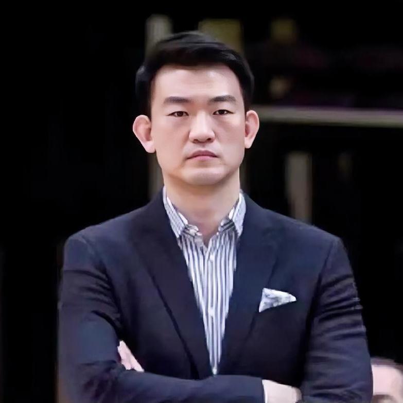 看了昨晚广厦与稠州的热身赛以及这两天广厦与上海的比赛你会发现一个现象：那就是广厦
