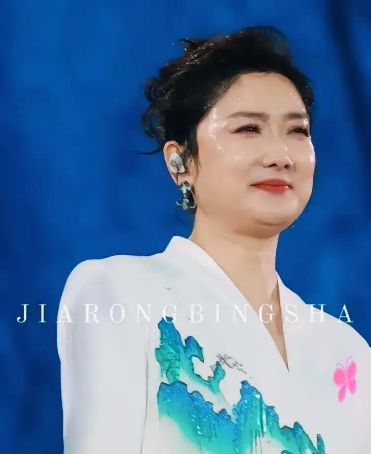 玲花厦门大雨扔伞上台，打脸多少靠妆容吃饭的流量艺人前几天厦门演唱会遇上突发大