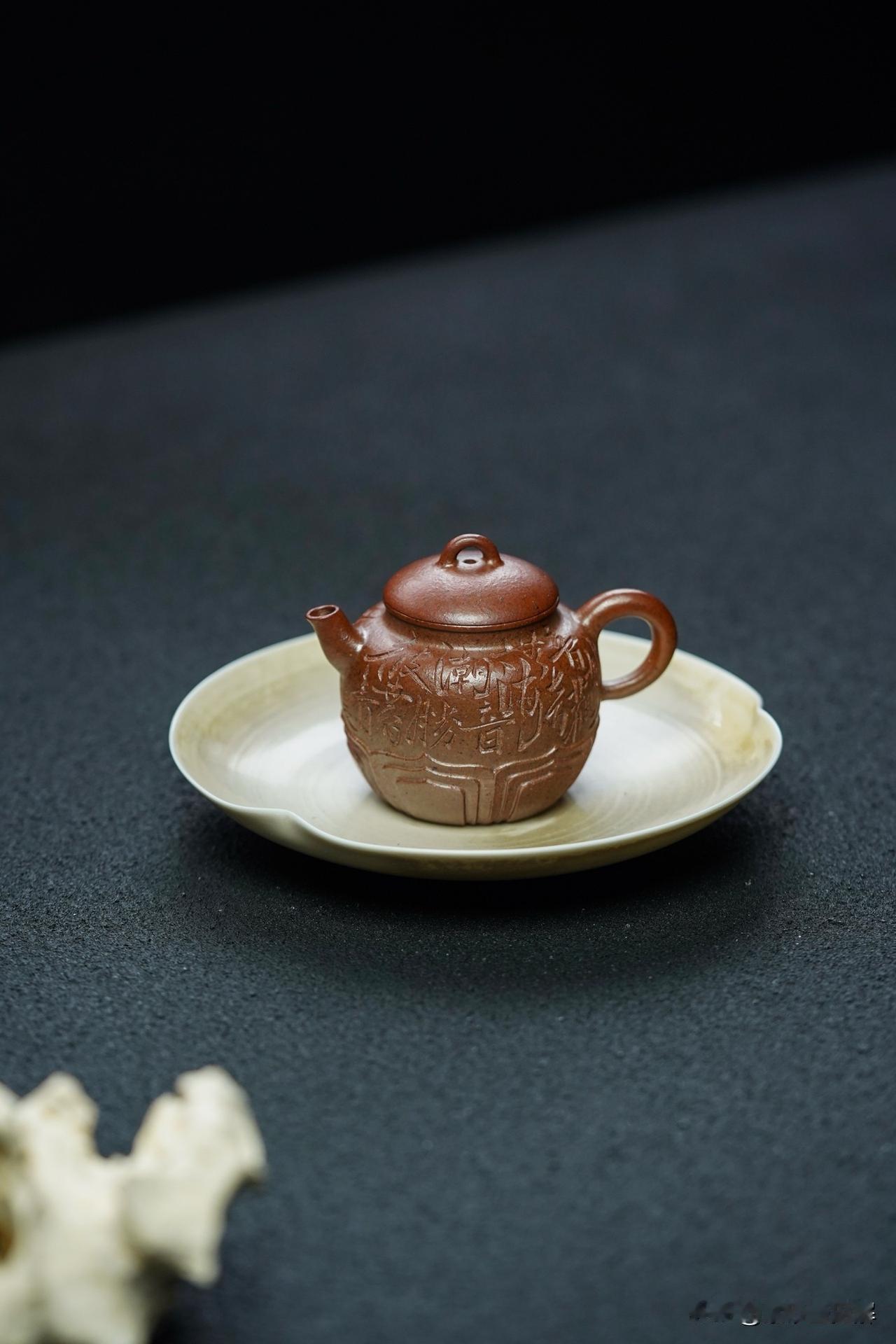 错误玩壶经验有些朋友相当在意子口与紫砂壶口的间隙，选紫砂壶的时候总要左右晃一下