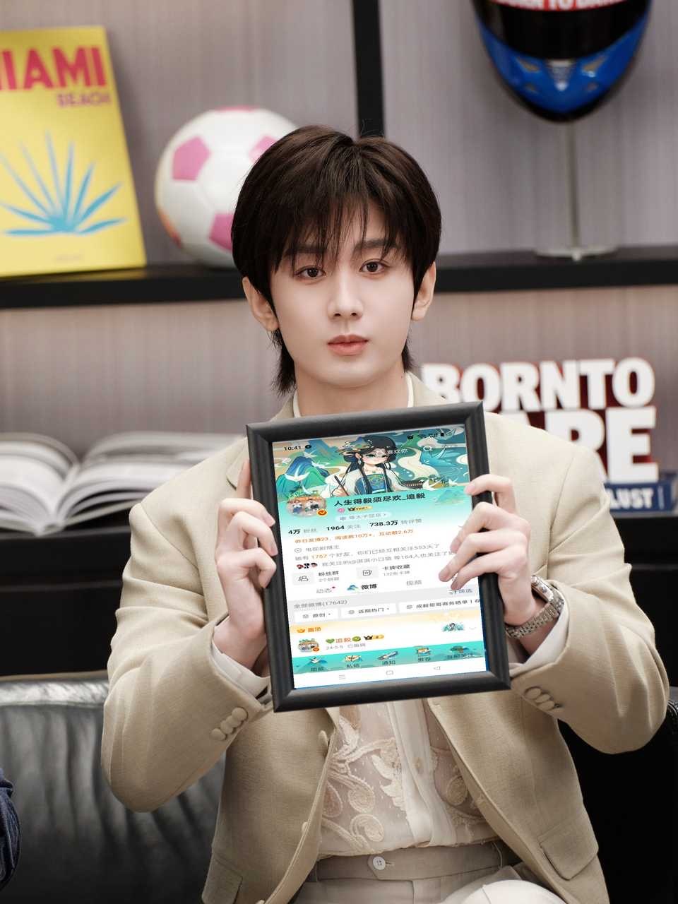 成毅:介绍下，这是我最爱的果果⬇️