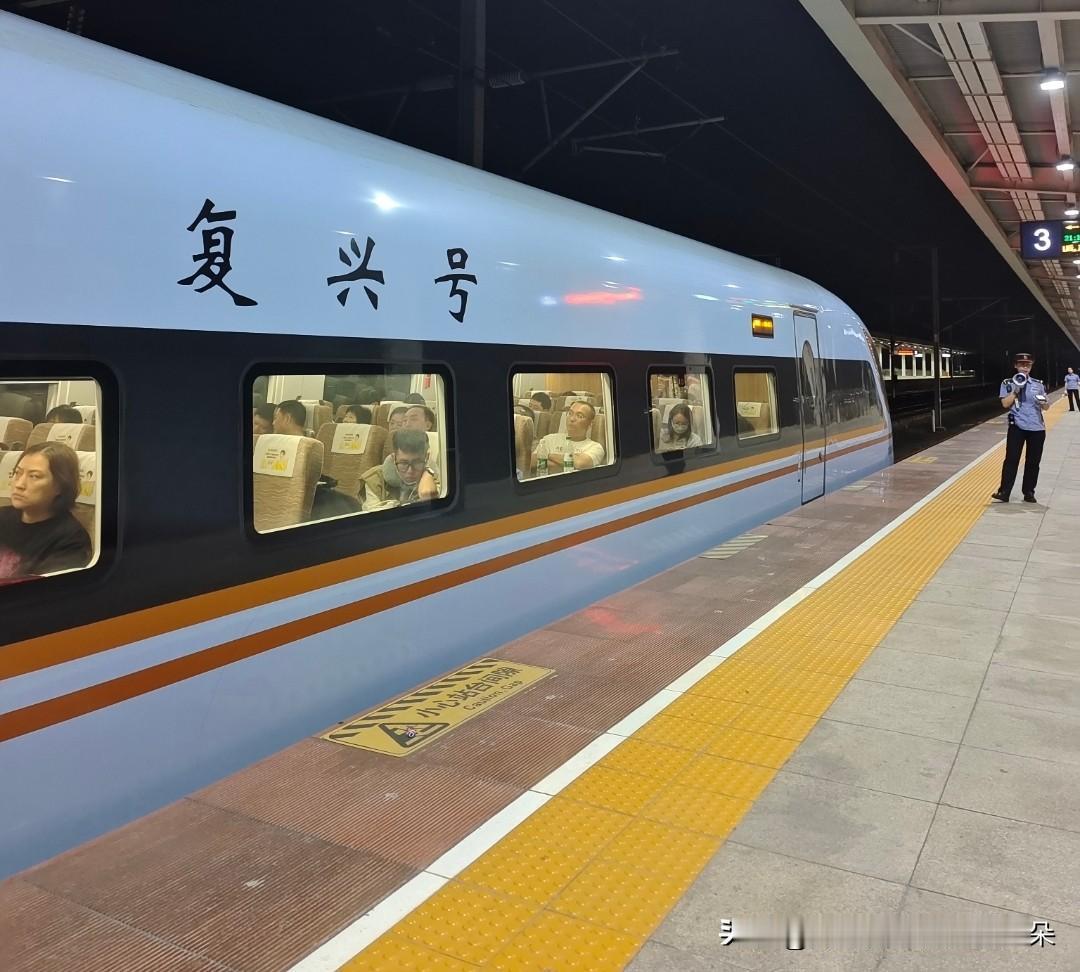 凌晨0点出发！京沪首开“牛马夜班专列”，5小时直达魔都，网友：打工人的梦中情车！