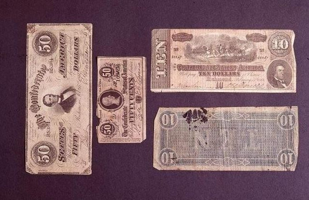 1940年，德国特工拎着一包“假英镑”，来到瑞士银行存钱，并暗示银行人员，这些钱来路不明