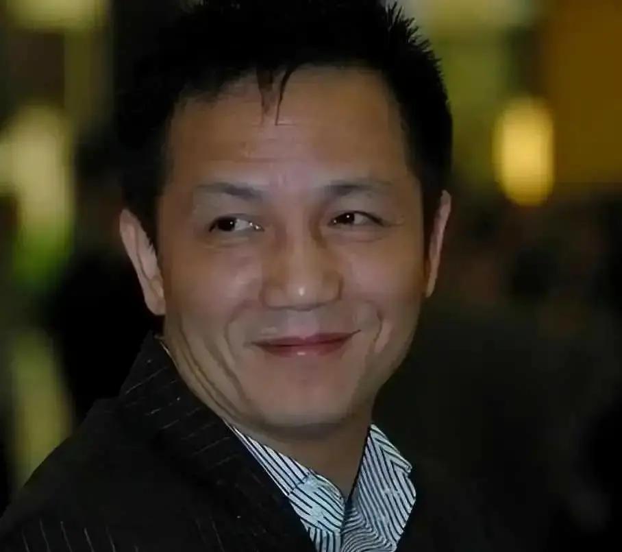 周正毅出狱后高调开直播，上来就喊王思聪“小聪”，还说自己当年带王思聪玩。画面