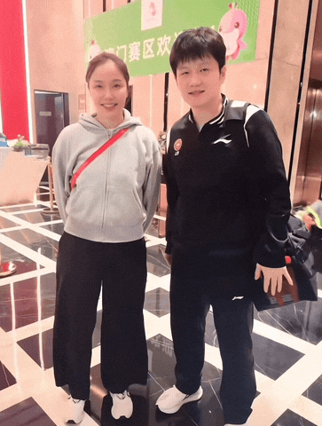 又见樊振东合影。第一张照片一眼看出和东哥合影的是熟人，露齿笑，还笑容那么甜美。