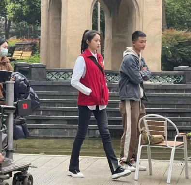 关晓彤这个裤子但凡换个人穿，我都觉得是灾难