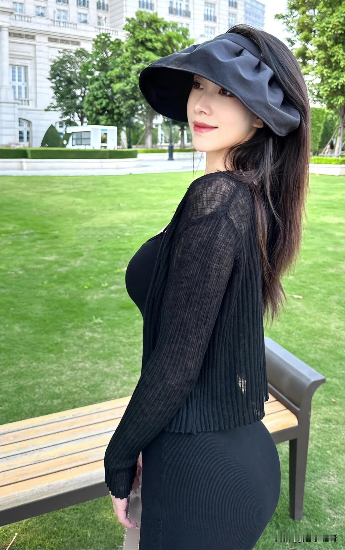 黑纱外套叠穿黑色吊带裙，朦胧肌理撞碎光感，性感藏在若隐若现里，女神气场自带禁欲系