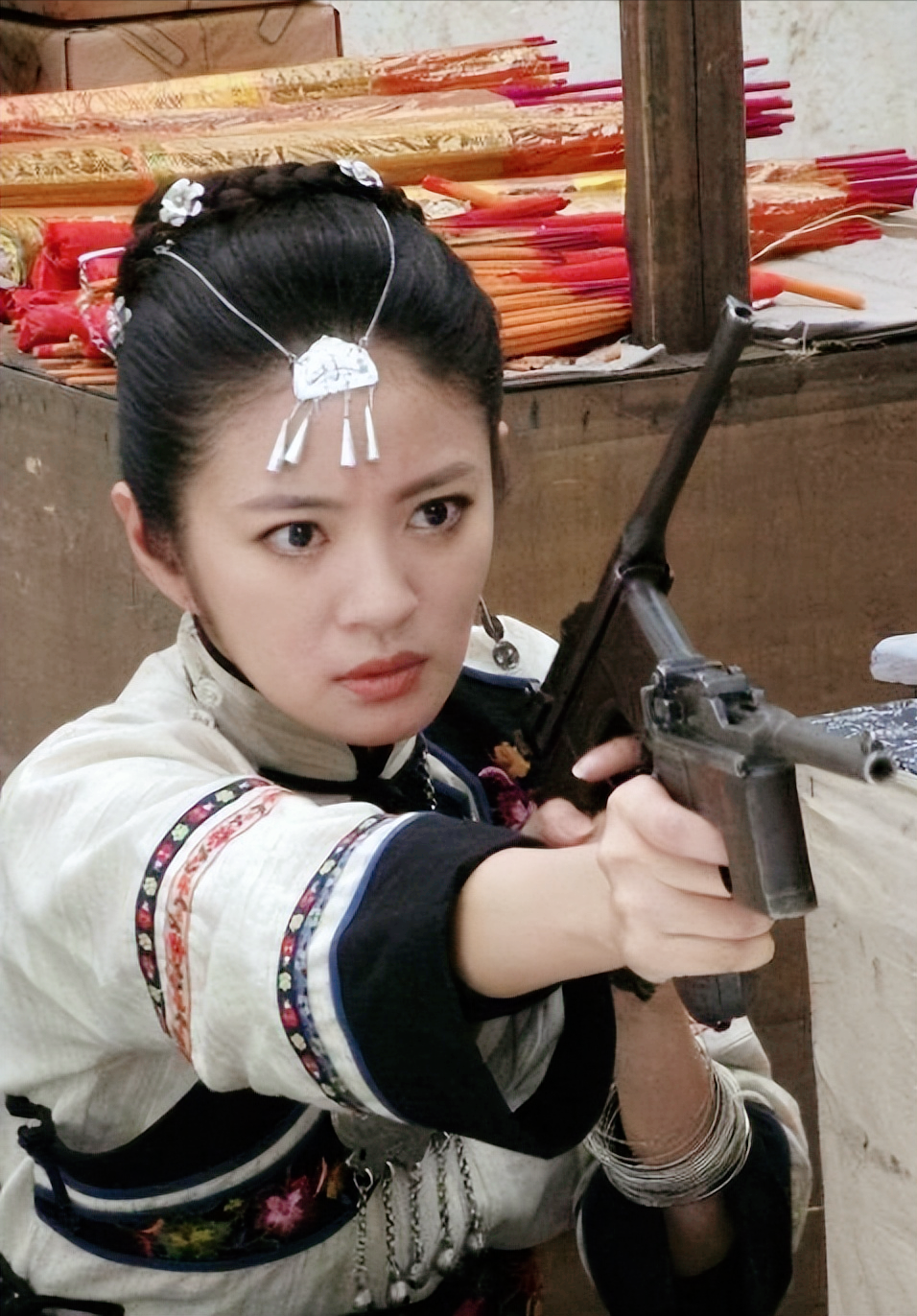 1943年，女土匪吕芪见很多男人垂涎自己的美颜，竟然说：“想和我睡觉不难，我不要