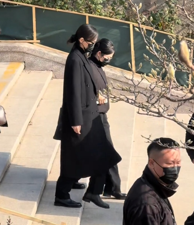 最近唐嫣参加罗晋爸爸的葬礼上了热搜。她穿黑西装没化妆，头发扎随便，带爸妈一起去。