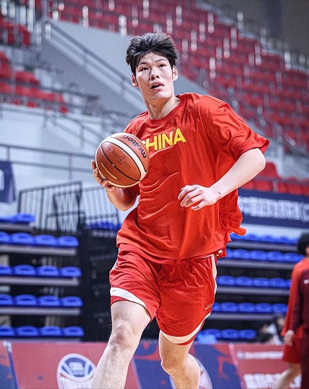 广东男篮邀请国青中锋来东莞试训！昨天下午，有球迷分享广东男篮外教下班后的视频！