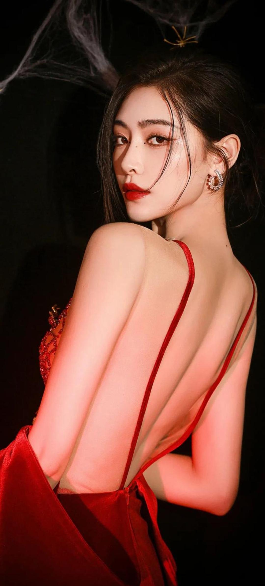 许佳琪写真集风格多变，时而冷艳性感，时而仙气飘飘，尽显独特魅力性感身材的御姐