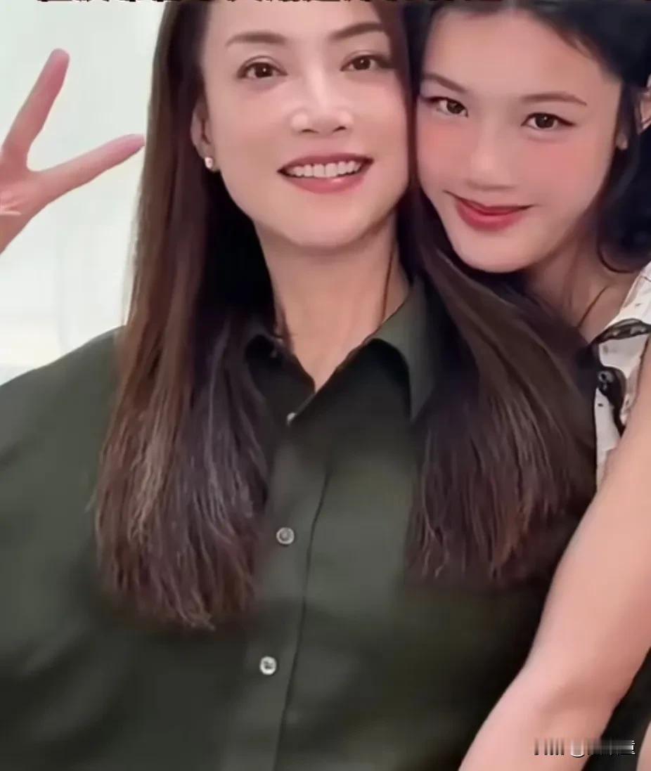 生父终究不再是秘密了！霍汶希一直把女儿保护的很好，近日却罕见让女儿拍摄杂志，成